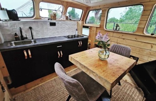 Amsterdam West Alquiler De Eote | Unique houseboat with Sauna @ walking distance historic center of Amsterdam.