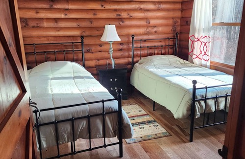 Pine Bush Casa | Unique Log house very clean with many updated and new amenities