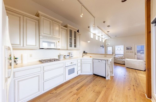 Clinton Condominio | Unique luxury condo in downtown Clinton!