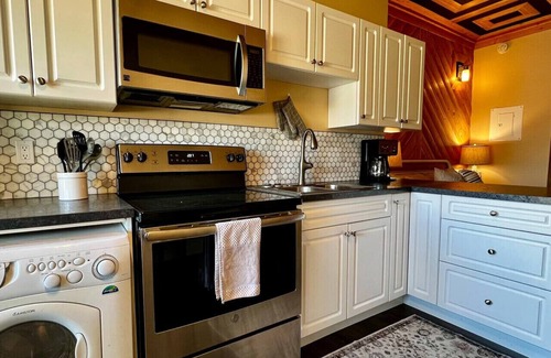 Town of Magrath Apartamento | Unique motel stay on Main St