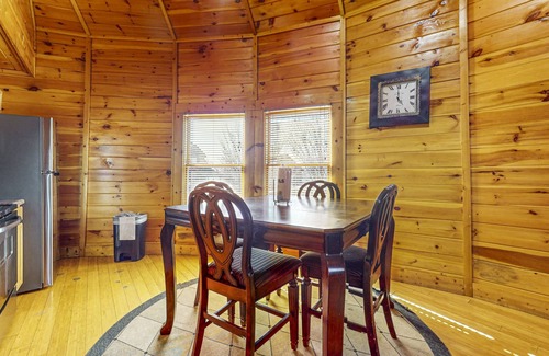 Sevierville Cabina | Cabina única con vista a la montaña con jacuzzi privado, terraza y hockey de aire