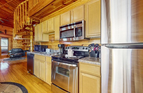 Sevierville Cabina | Cabina única con vista a la montaña con jacuzzi privado, terraza y hockey de aire