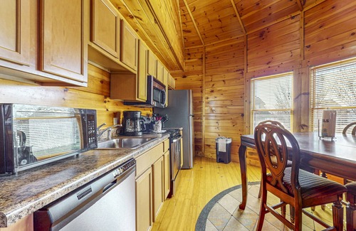 Sevierville Cabina | Cabina única con vista a la montaña con jacuzzi privado, terraza y hockey de aire