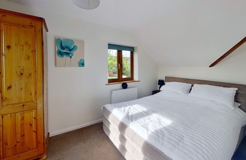Cwm Frwd Oer Casa | Unique one bedroom guest house with secure parking - stunning views