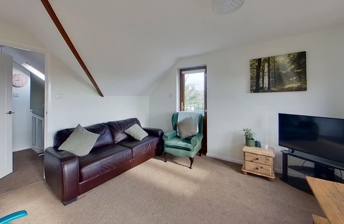Cwm Frwd Oer Casa | Unique one bedroom guest house with secure parking - stunning views