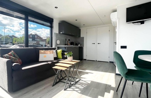 Municipality of Uitgeest Casa | Unique overnight stay on a houseboat with a view of the Uitgeestermeer.