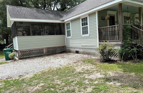 Bay St Louis Cabaña | Unique Property construido para parecerse a un CA 1900 Coastal Cottage