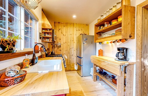 Fort Bragg Cabina | Unique retreat surrounded by redwoods - outdoor tub & wood stove, dog-friendly