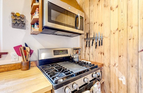 Fort Bragg Cabina | Unique retreat surrounded by redwoods - outdoor tub & wood stove, dog-friendly