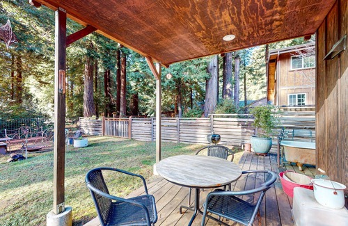 Fort Bragg Cabina | Unique retreat surrounded by redwoods - outdoor tub & wood stove, dog-friendly