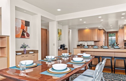 Lake Forest Park Casa | Unique Seattle Gem: 5 bedrm w/ stunning lake views