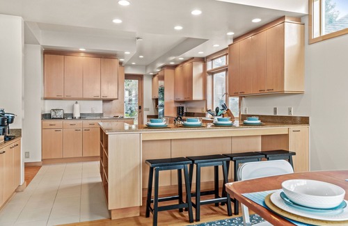 Lake Forest Park Casa | Unique Seattle Gem: 5 bedrm w/ stunning lake views