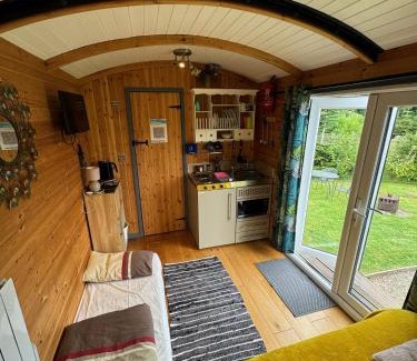 Longtown Apartamento | unique sheperds hut private hot tub, ensuite & kitchenette