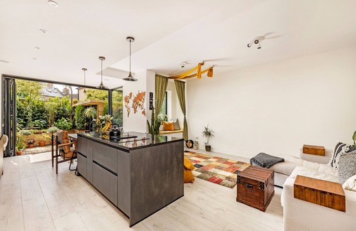 Dalgarno Casa | Unique Space, Sunny, Modern Design, 10 min to Portobello Rd