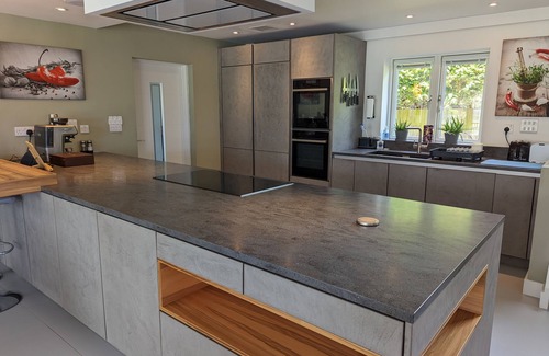 Thruxton Casa | Unique, Spacious, Self-Built Eco House with Huge Garden and Movie Room