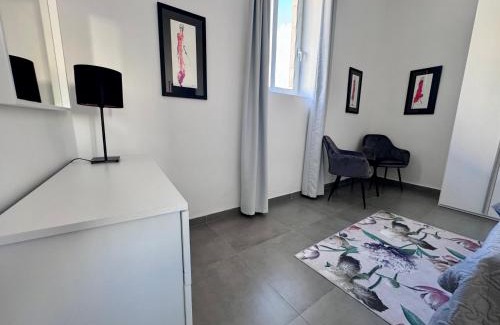 Hamrun Casa | Unique super central cosy house near Valletta with bus stops just outside - family and couples-friendly - large colourful bedrooms & bathrooms