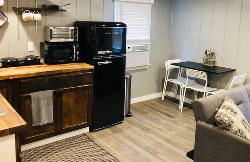 Shawnee Apartamento | Unique Tiny Home near Shawnee Mission Park