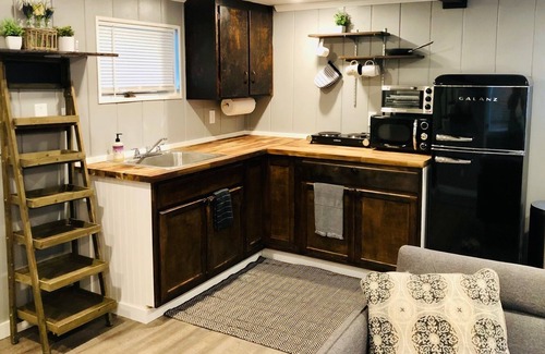 Shawnee Apartamento | Unique Tiny Home near Shawnee Mission Park