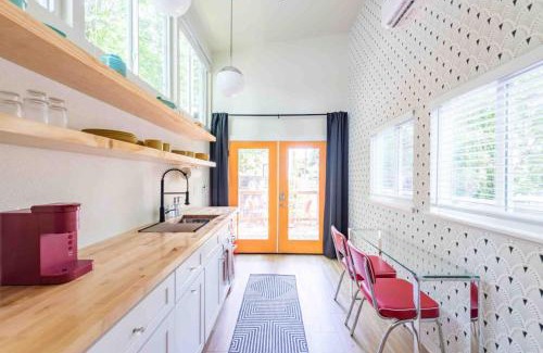 Central East Austin Apartamento | Unique Vintage Vibes - Cozy Tiny Home close to UT