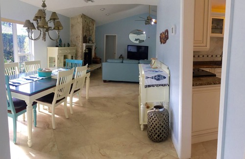 Jupiter Casa | 3 habitaciones y 2. 5 baños, capacidad para 8. Split casa frente al mar, piscina climatizada y muelle