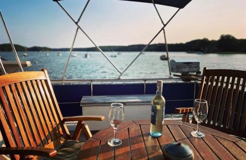 Damariscotta Alquiler De Eote | Unique Yacht Rental in a Peaceful Setting on Damariscotta River, Maine