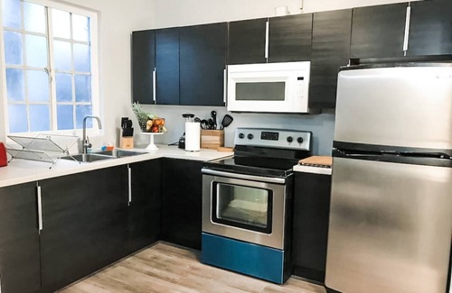 Pacific Terrace Hotel | UNIT #1 2-bedroom/1-bath 500 sq. ft suite with Parking & 4 Beds including a full kitchen