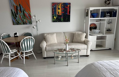 North Truro Condominio | Eficiencia de lujo en el segundo piso, terraza privada con vista a la bahía en N Truro