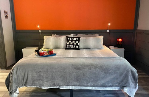 Maryville Cama Y Desayuno | Unit #7 Picnic Tables Dragon Depot at Dragon City