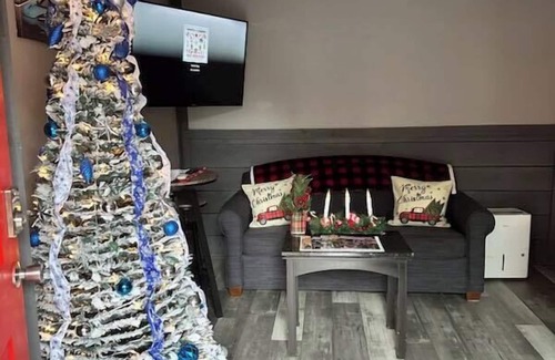 Maryville Cama Y Desayuno | Unit #7 Picnic Tables Dragon Depot at Dragon City