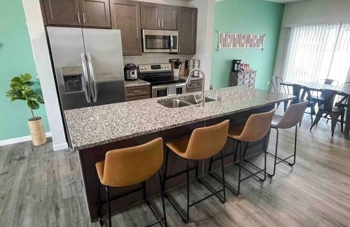 Spokane Apartamento | UNIT A · Downtown 3/2, garage, private yard, walk to arena!