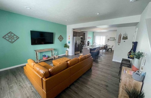 Spokane Apartamento | UNIT A · Downtown 3/2, garage, private yard, walk to arena!