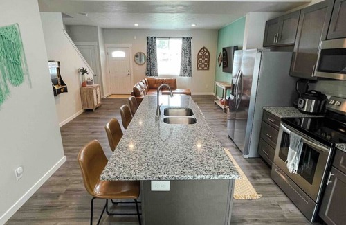 Spokane Apartamento | UNIT A · Downtown 3/2, garage, private yard, walk to arena!