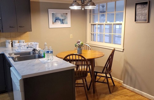 Pittsburg Casa | University campus vacation home - with massage chair and game room!