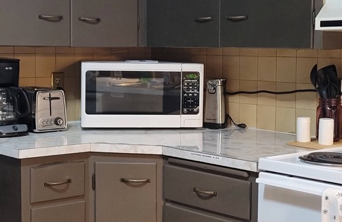 Pittsburg Casa | University campus vacation home - with massage chair and game room!