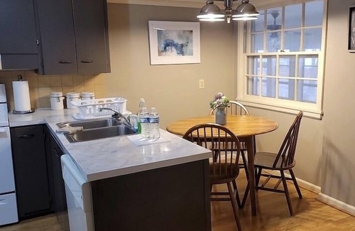 Pittsburg Casa | University campus vacation home - with massage chair and game room!