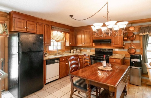 Frank Cabina | Unplug and Unwind-Grandfather Mountain Rustic Cabin