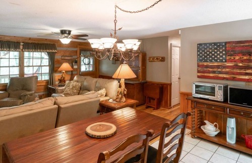 Frank Cabina | Unplug and Unwind-Grandfather Mountain Rustic Cabin