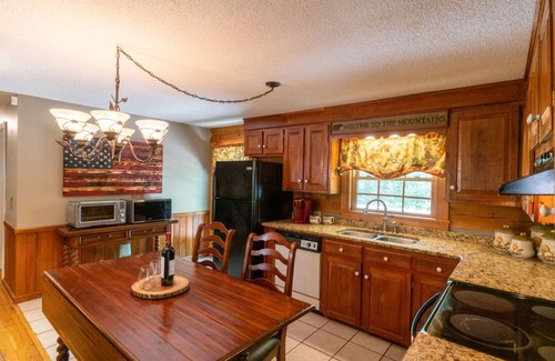 Frank Cabina | Unplug and Unwind-Grandfather Mountain Rustic Cabin