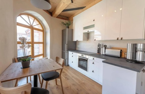 Buhlau Apartamento | Alojamiento con chimenea, jacuzzi y sauna.
