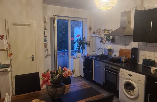 Oberbilk Casa | Unusual and creatively furnished living center in the city.