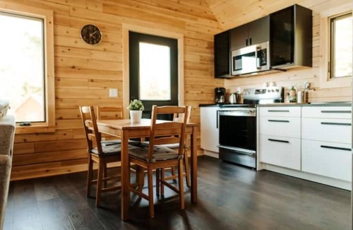 Tatamagouche Chalet De Esquí | Unwind by the Sea at The Salty Pearl: Your Charming Coastal Log Cottage