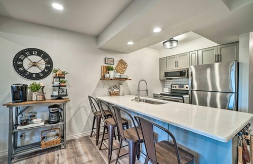 Notch Estates Apartamento | Unwind Fireside! Condo 1 Mi to Silver Dollar City