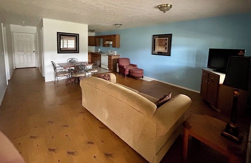 Albany Cabina | Unwind in Albany, Kentucky at this charming 3 BEDROOM cabin on the water.