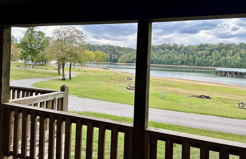 Albany Cabina | Unwind in Albany, Kentucky at this charming 3 BEDROOM cabin on the water.