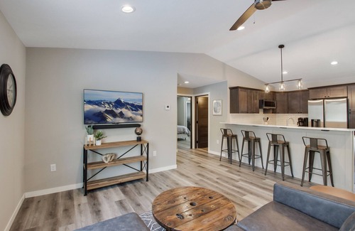 Cumberland Condominio | Up North Living! Fully renovated one-level living home in wooded lot near lake.