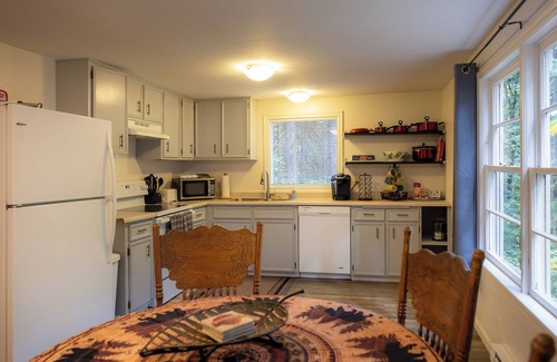 Blue River Casa | Up-River House on the McKenzie River