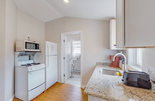 Hampton Casa | Updated 1930s cottage with great deck - 2 blocks to beach, dining & shopping