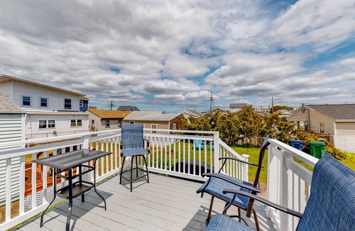 Hampton Casa | Updated 1930s cottage with great deck - 2 blocks to beach, dining & shopping