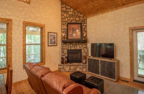 Fleetwood Casa | Updated 2 Bd Cabin, Hot Tub, Mins to New River & Parkway