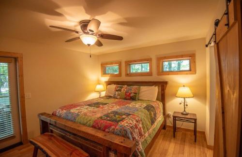 Fleetwood Casa | Updated 2 Bd Cabin, Hot Tub, Mins to New River & Parkway